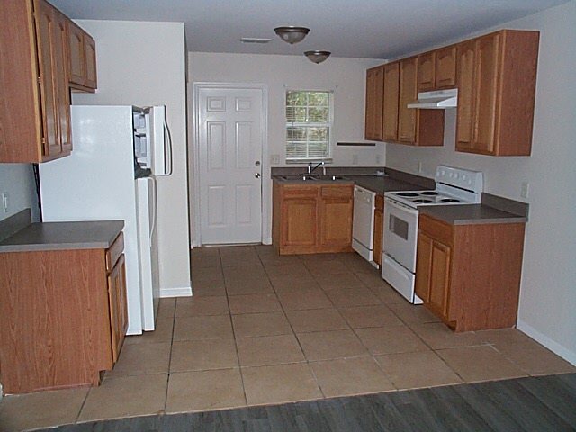 Photo 3 of 9047 N Travis Dr